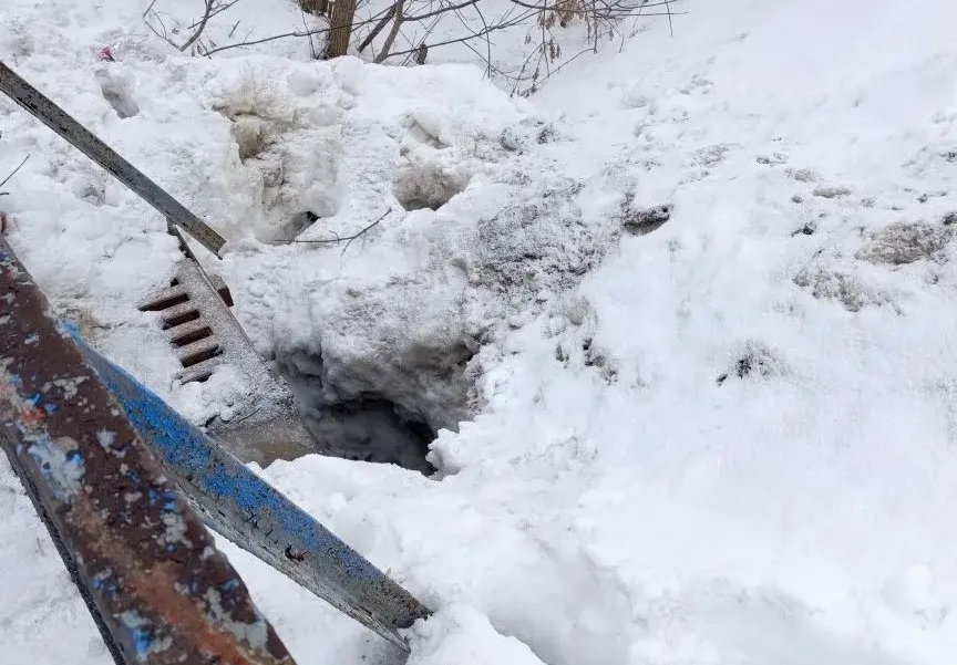 В Базарном Карабулаке ребенок провалился в невидимый за сугробом коллектор